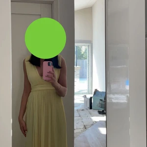 Balklänning  - Säljer min fina balklänning från asos som jag hade i våras. Klänningen har fint spets vid v ringningen och sitter hur fint som helst! Köpte den för 500kr, Skriv gärna privat om ni har fler frågor❤️