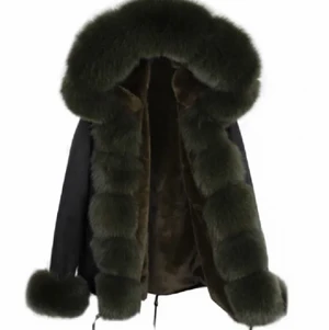 Varm äkta pälsjacka!! - Använd en vinter men fortfarande i extremt bra skick. Storlek xs/s men kan även passa xxs. Säljs eftersom den inte kommer till användning, nypris ca 6000kr. Mötts upp i Stockholm! ☺️