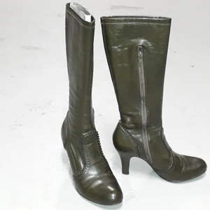 Gröna Biancostövlar fina detaljer - *Läs profilinfo innan frågor/köp*. Nästan knähöga. Fint skick dm för fler bilder. Dock har en av dem släppt lite i materialet upptill nära kedjan (liten glipa). Färg: Tallbarrsgrön. Vadomkrets ca 28-30 cm. Klack ca 6.5 cm. Totallängd stövel: 40 cm. Kan inte visa dem på atm. Välkommen med prisförslag.