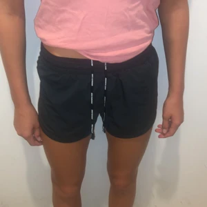 Nike shorts - Säljer träningsshorts ifrån Nike.