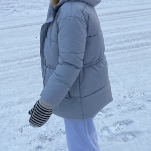 Populär Puffer jacka  - ⚡️ Puffer jacka från HM ⚡️  använd ca 3 ggr sedan köp, som ny! Köparen står för frakten! 