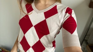 Mönstrad tröja - Denna fina tröja köpte jag i en second hand butik, från märket Fred Perry för 250kr! Superfin och kan både kläs ned och kläs upp med exempelvis en skjorta under! Har tyvärr inte fått så mycket användning för den men hoppas den kan leva vidare hos någon annan!❤️🤍 100% bomull! Passar både xs och S