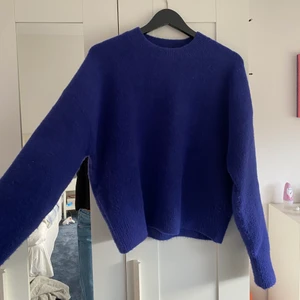 ZARA STICKAD TRÖJA - Halloj! Säljer denhär slutsålda blå tröjan från Zara som är perfekt nu i höst/vinter! Storlek S men passar XS-L beroende på hur man vill att den ska sitta (jag brukar vanligtvis ha S-M). Köptes i butik för 399 för några veckor sedan, men har bara använt den 1 gång då det inte passar mig i smaken. Hör av er om ni har frågor eller funderingar!💙💙 LAGT BUD ÄR LAGT