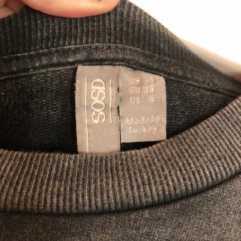 Säljer den här snygga sweatshirten från asos i storlek S💗 köparen står för frakten🥰. Tröjor & Koftor.