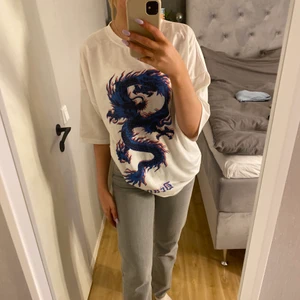 Oversized t-shirt med tryck - Supersnygg oversized tshirt med tryck från Shein i storlek m🥰 Säljer pga att jag ej använder den längre