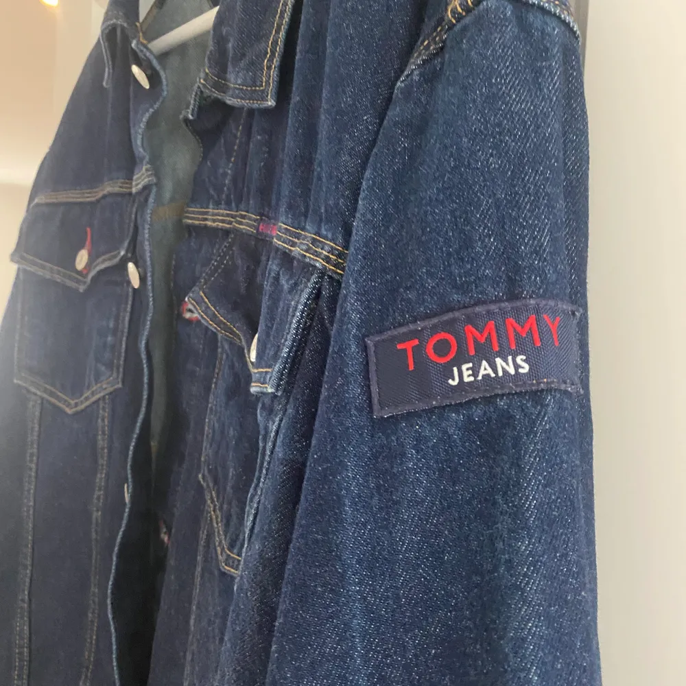 Säljer denna jättefina Tommy hilfiger jeansjacka! Köpte den vintage för 800 kr, använd 1 gång❤️ inga defekter!. Jackor.