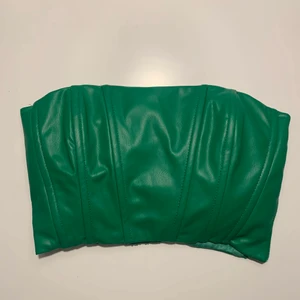 Zara fake skinn topp - INTRESSEKOLL på denna populära skinntoppen från Zara. Använd 2 gånger, storlek XS. Köpare står för frakt✨