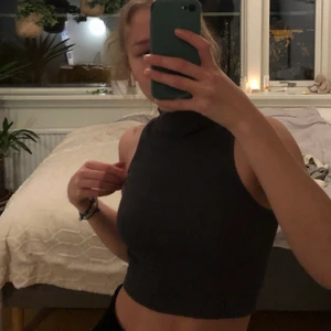 Zara linne - Turtleneck linne som jag råkade köpa i fel storlek och sedan glömde byta. Det är ribbat material i storlek 24-26. 💖💖