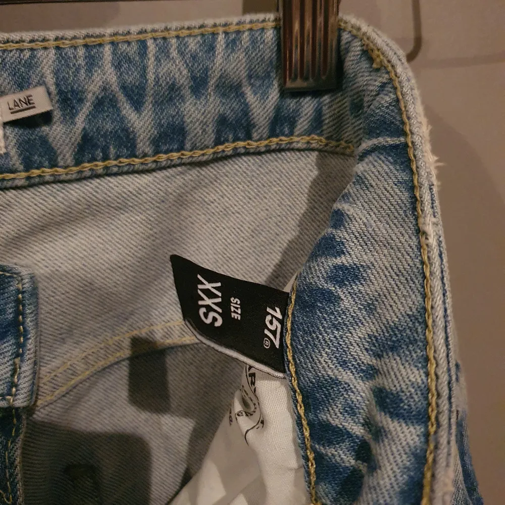 🛍 Blåa jeans i ankellång modell från Lager 157 i stl. XXS, endast använda 3 ggr, köpta för 300 kr, säljer för 150 kr + frakt. Köparen står för frakten! 💕 . Jeans & Byxor.