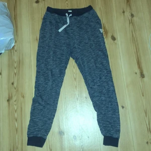 Lindex gråa byxor strl 158/164 - Andvänd ca 5 ggr, resårband i midjan, längd från midjan till hälen på byxorna 96cm midjebredd 32 cm