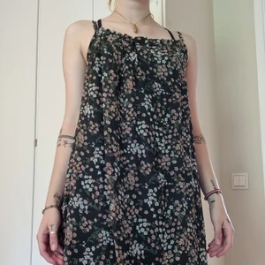 Grön klänning - Mörkgrön somrig klänning, använd en gång