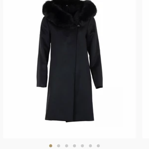 HOLLIES KAPPA🌸 - Säljer nu min Hollies Lucinda, använd fåtal gånger, säljes pga byta av vinterjacka. Kappan är väldigt varm med fin pälskrage och har inga defekter. Stprlek 36, pris kan diskuteras.  Nypris 6000 från johnells🌸