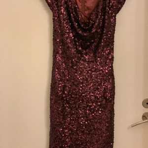 Paljettklänning i lila.Perfekt till nyår - Paljettklänning i lila.Perfekt till nyår! 34/XS