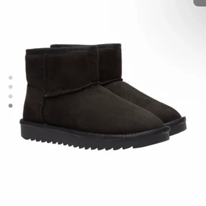 Ella Cruz skor - Jättefina svarta ella Cruz skor! 😍😍Säljer dem pågrund av att dem var för små. Dem är helt nya aldrig använda. ❤️ nypris: 699kr köp direkt för 600kr. Om många är intresserade blir det budgivning😊❤️