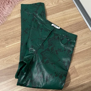 Na-kd byxor - Na-kd skinnbyxor i storlek 34. Byxorna är väldigt fina och använd endast en gång! Nypris-399kr 💕😊