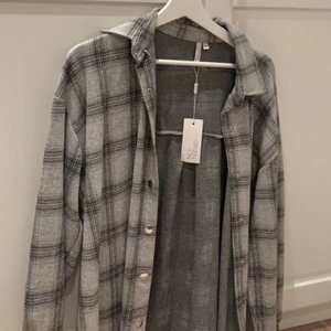 Kofta/jacka  - Säljer min oanvända overshirt från Nelly i storlek xs, köpt för 499kr och säljer för 150+ frakt