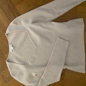 Tröja från hm - Tröja från hm i jättebra skick. Så skön och fin urringning. Strl S. Använd 1 gång. Buda i dm!