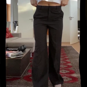 Kostymbyxor Mango - jättefina svarta kostymbyxor från Mango som jag tyvärr inte får någon använding för längre🌟 Mid/high waist i en oversized modell. Jag är 169 och har sytt upp några cm längst ner