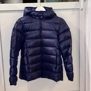 Säljer nu min älskade dunjacka från Ralph Lauren då den blivit för liten för mig :( Den är använd i 1 säsong förra året och jättefint skick! Nypris på kids brandstore är 1500kr. Den är i XL (barnmodell) och passade utmärkt på mig som var en XS/S förra året :)