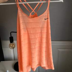 Snyggt orangeat träningslinne från Nike! 🧡