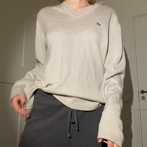 stickad tröja från diesel - beige/grå tröja från diesel, strl xl tror jag men sitter snyggt oversize på mig som har s ❤️‍🩹 köpt secondhand men fint skick!