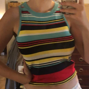 Randig tank topp  - Så himla kul o snygg tank topp som tyvärr inte blivit använd pga upplever att jag inte ser bra ut i blått:( den är köpt på pojk avdelning o är en barn tröja, ska inte sticka under stolen med det för de känns as-igt.