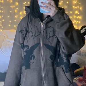 Super cool och mysig brun hoodie 🐻 - Köpt på AliExpress men verkligen super mysig och bra material! Använd men som ny. Storlek XL så den är oversized! Fluffig på insidan 
