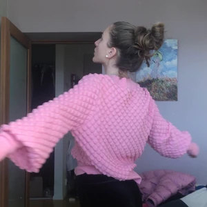 rosa tröja  - en söt rosa tröja med ballongärmar. Från lindex men har aldrig använt den då den inte riktigt är min stil. Strl medium, jag är en xs/s som referens ❤️