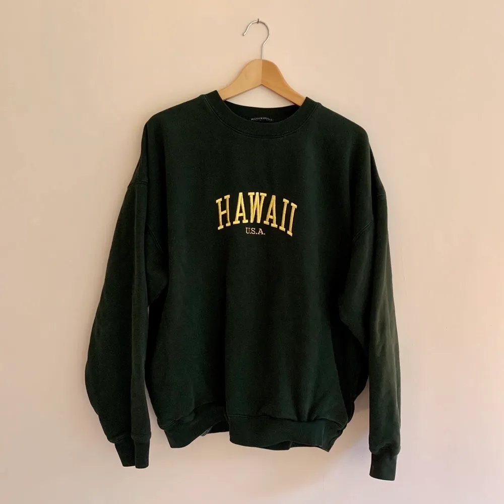 Säljer min Hawaii Sweatshirt från Brandy Melville, den är knappt använd och så söt ✨ one size men oversized fit **tredje bilden är från Brandy’s hemsida**. Tröjor & Koftor.