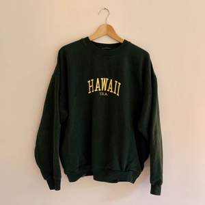 Säljer min Hawaii Sweatshirt från Brandy Melville, den är knappt använd och så söt ✨ one size men oversized fit **tredje bilden är från Brandy’s hemsida**