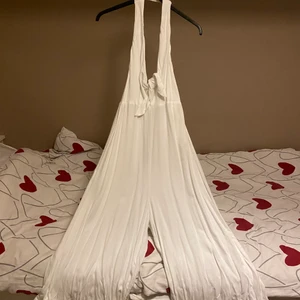 Skön sommar jumpsuit✨ - Skön jumpsuit perfekt till stranden. Öppen i ryggen✨ Vida ben! 