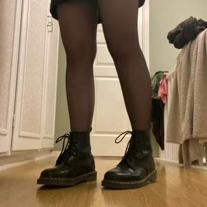 Säljer mina Dr Martens som är i superbra skick! Nästan inte använda då de är lite för små för mig och har ett par andra!🥰 pris kan diskuteras! köpta för 2000kr, Köparen står för frakt! Kan även mötas i Stockholm om det önskas!💌