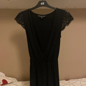 Svart playsuit!!!✨ - Svart playsuit från Topshop petite i storlek 34. Urringad med spets i både kanterna till armar och ben!