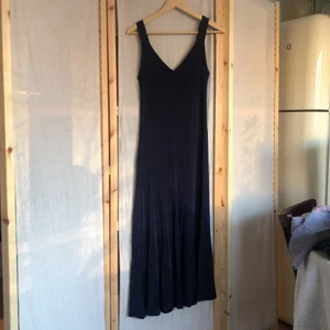 Navy klänning fr &Otherstories - Navy finklänning från &Otherstories i 100% viskos. Perfekt till nyår. Strl 36🌹
