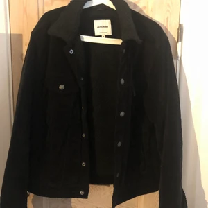MANCHESTER JACKA - En otroligt skön och bekväm Manchester jacka från märket Jack&Jones. Jackan har ull på insidan och värmer därför på rätt bra. Nypris: 699kr.