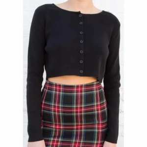 Athelia Knit Cardigan Brandy Melville - Säljer en jättesöt kofta från Brandy Melville i fint skick! Storlek one size och är endast använd ett par gånger. Originalpris 320 kr 🖤