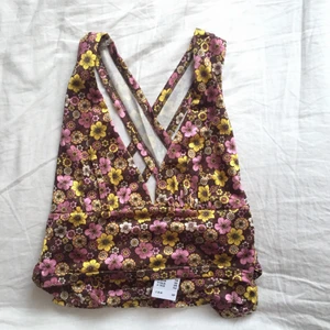 Brunblommig topp - Finaste tröjan😭😭 Den är helt oanvänd och jättevacker men måste sälja för behöver pengar. Passformen är nog bäst för någon som har bröst👍 Kan skicka bild med hur den ser ut på!