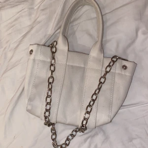 Väska - En beige mini-väska från weekday. Använd fåtal gånger så skulle säga att den är i nyskick. Skriv om intresse finns🙏