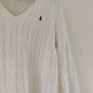 Ralph Lauren Tröja - Helt ny och oanvänd tröja ifrån Ralph Lauren. Storlek M☺️ Väldigt fint skick och köparen står för frakten :) Säljer den pga att den inte är rätt storlek för mig som brukar ha S i kläder :/ Passar både tjejer och killar!🤗