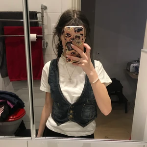 Jeansväst indiska - Trendig jeansväst från indiska! Köpt second hand, storlek XS😊 Mörs i slussen eller postas!