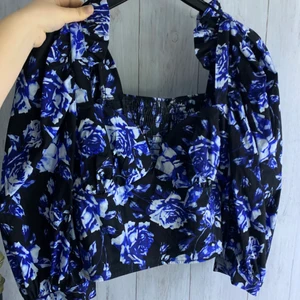 Topp - Älskar denna topp, men tyvärr har den aldrig kommit till användning. Helt perfekt till fest!💙