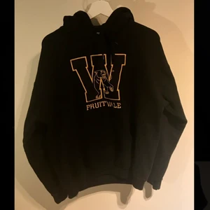 College Hoodie - Snygg svart hoodie som ej kommer till användning längre. Perfekt passform och tjockt material. Inköpt på beyond retro. Skriv om det finns fler frågor:))