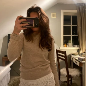 Uniqlo Kashmir - Tröja från uniqlo i Kashmir, tror att det är samma färg som sista bilden från hemsidan. Säljer då den inte kommer till användning alls mycket. Pris kan diskuteras. Storlek S, frakt ingår inte