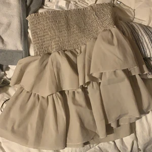 Nelly kjol  - Kjol från Nelly! Väldigt  snygg. Köptes för 449kr i somras oxh kan va snygg till några strumpbyxor! <3 frakt tillkommer 66kr 💜💜