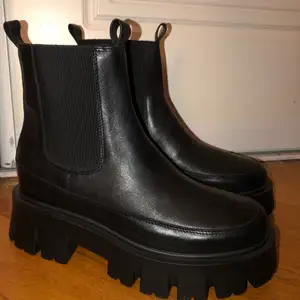 Skit snygga L’estro boots! Helt oanvända. Storlek 37 men dom är stora i storleken så 38 passar också. 