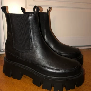 L’estro boots - Skit snygga L’estro boots! Helt oanvända. Storlek 37 men dom är stora i storleken så 38 passar också. 