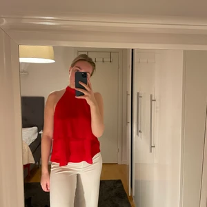 Topp med band i ryggen - Röd topp från Zara med band i ryggen som blir en fin 🎀 