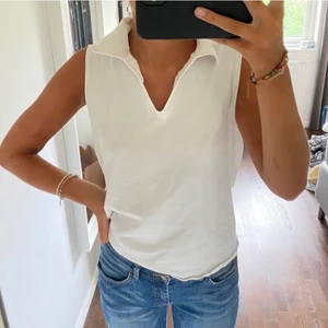 Topp v cut out - Superfin topp, knappt använd och i nyskick! Passar en xs-m, Bilderna är från förra ägaren❤️