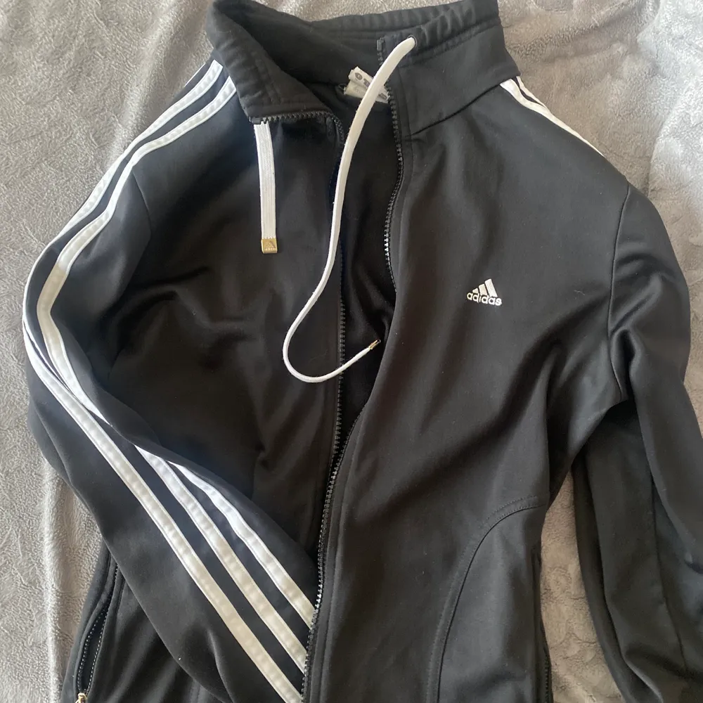 en adidas kofta som passar Xs S och M bra skick . Tröjor & Koftor.