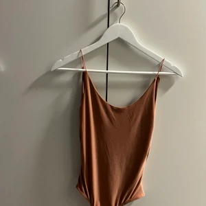 Linnen i mörk rosa och vit  - Har i båda färger. 1 - 50 kr. 2 för 80 kr